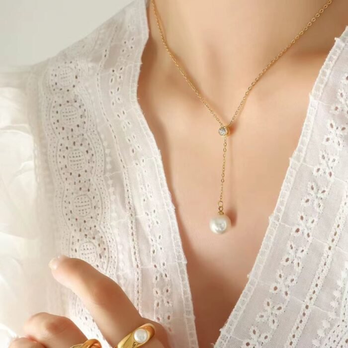 Élora Pearl Drop Necklace - Image 2